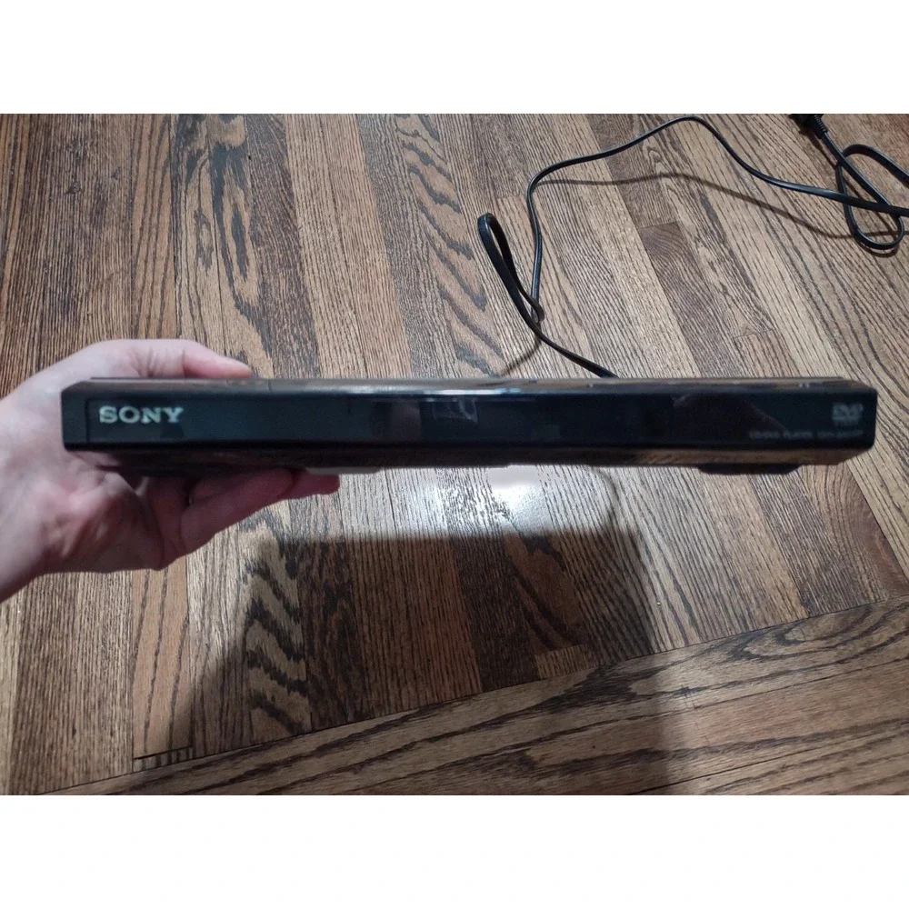 Sony DVP-SR210P Ultra Slim CD/DVD Player - Powers On / Ejects Includes Manual
